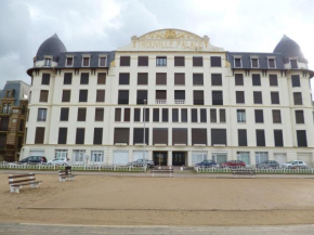 Отель Paradis les pieds sur le sable trouville palace  Трувиль-Сюр-Мер